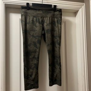 Dot size 8 lululemon green camouflage capri leggings
